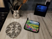 Load image into Gallery viewer, Massachusetts Mayflowers in Watercolor Pair of Pot Holders