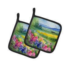 Load image into Gallery viewer, Massachusetts Mayflowers in Watercolor Pair of Pot Holders