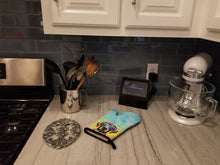 Load image into Gallery viewer, Chocolate Labrador Hippie Dawg Oven Mitt