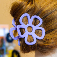 Load image into Gallery viewer, Floral Cut-Out Hair Claw