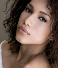 Load image into Gallery viewer, Glamour Crème™ Ultra HD Professional Foundation