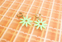 Load image into Gallery viewer, Colorful Flower Charms