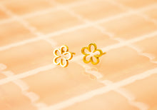 Load image into Gallery viewer, Tiny Flower Cut-Out Stud