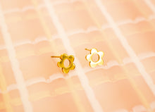 Load image into Gallery viewer, Tiny Daisy Stud Earrring
