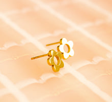 Load image into Gallery viewer, Tiny Daisy Stud Earrring