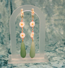 Load image into Gallery viewer, Flower Pearl Dainty Earrings