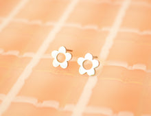 Load image into Gallery viewer, Tiny Daisy Stud Earrring