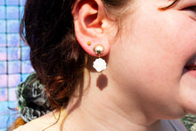 Load image into Gallery viewer, Dainty Seashell Earring
