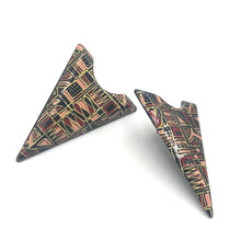 Load image into Gallery viewer, Graphic Etched Pyramid Stud Earrings