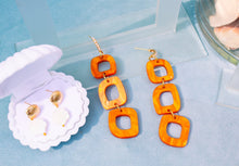 Load image into Gallery viewer, Dainty Seashell Earring
