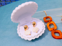 Load image into Gallery viewer, Dainty Seashell Earring