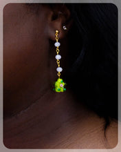 Load image into Gallery viewer, Dramatic Daisies Earrings