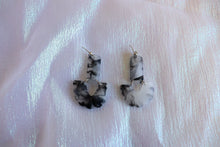 Load image into Gallery viewer, Cutie Scalloped Earrings