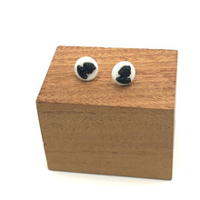Load image into Gallery viewer, Black &amp; White Cameo Disc Stud Earrings