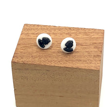 Load image into Gallery viewer, Black &amp; White Cameo Disc Stud Earrings