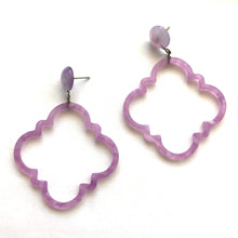 Load image into Gallery viewer, Lavender Marbled Quatrefoil Earrings