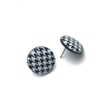 Load image into Gallery viewer, Black &amp; White Houndstooth Disc Stud Earrings