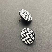 Load image into Gallery viewer, Black &amp; White Houndstooth Disc Stud Earrings