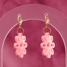 Load image into Gallery viewer, Spring Cutout Daisy Earrings