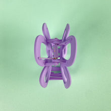 Load image into Gallery viewer, Floral Cut-Out Hair Claw