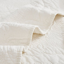 Load image into Gallery viewer, Tache Vanilla Cream Ivory Paisley Damask Stitch Matelassé Cotton Quilt Set (JHW-643)