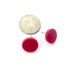 Load image into Gallery viewer, Fuchsia Pink Marbled Disc Stud Earrings