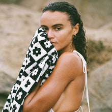 Load image into Gallery viewer, Gigi Bath Towel - Black