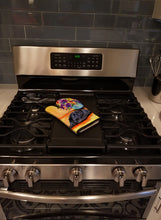Load image into Gallery viewer, Pug Oven Mitt SS8298OVMT