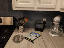 Load image into Gallery viewer, Keeshond Oven Mitt SS8323OVMT