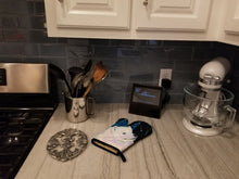 Load image into Gallery viewer, Starry Night Samoyed Oven Mitt SS8376OVMT