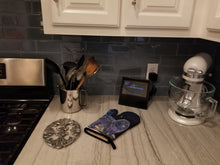 Load image into Gallery viewer, Starry Night Chow Chow Oven Mitt SS8456OVMT