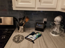 Load image into Gallery viewer, Snowman with Keeshond Oven Mitt SS8557OVMT