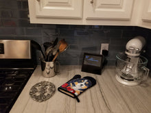 Load image into Gallery viewer, Bernese Mountain Dog Oven Mitt SS8569OVMT