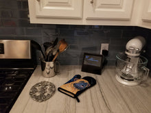 Load image into Gallery viewer, Bullmastiff Oven Mitt SS8672OVMT