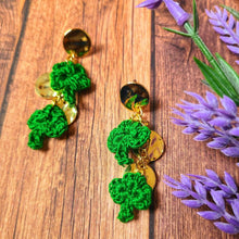 Load image into Gallery viewer, Trail of dangle shamrock earrings