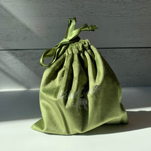 Load image into Gallery viewer, Velvet Claws Golden Horse Hair Claw | Claw Clip in Velvet Travel Bag