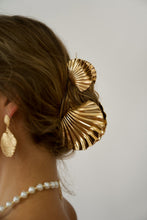 Load image into Gallery viewer, Golden Seashell Hair Clips