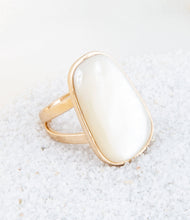 Load image into Gallery viewer, High Class White Mother of Pearl Golden Ring