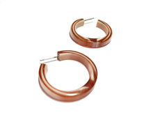 Load image into Gallery viewer, Tortoise &amp; Cream Marbled PinUp Lucite Hoop Earrings