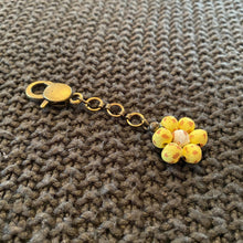 Load image into Gallery viewer, Ceramic Daisy Keychain