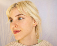 Load image into Gallery viewer, Tiny Daisy Stud Earrring