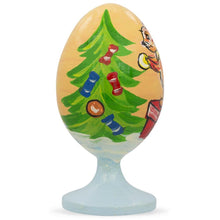 Load image into Gallery viewer, Squirrel Decorating Christmas Tree Wooden Figurine
