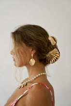 Load image into Gallery viewer, Golden Seashell Hair Clips