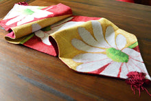Load image into Gallery viewer, Tache Loves Me Not Daisy Tapestry Table Runner (9046)