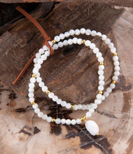 Load image into Gallery viewer, White Mother of Pearl Stretch Golden Bracelet